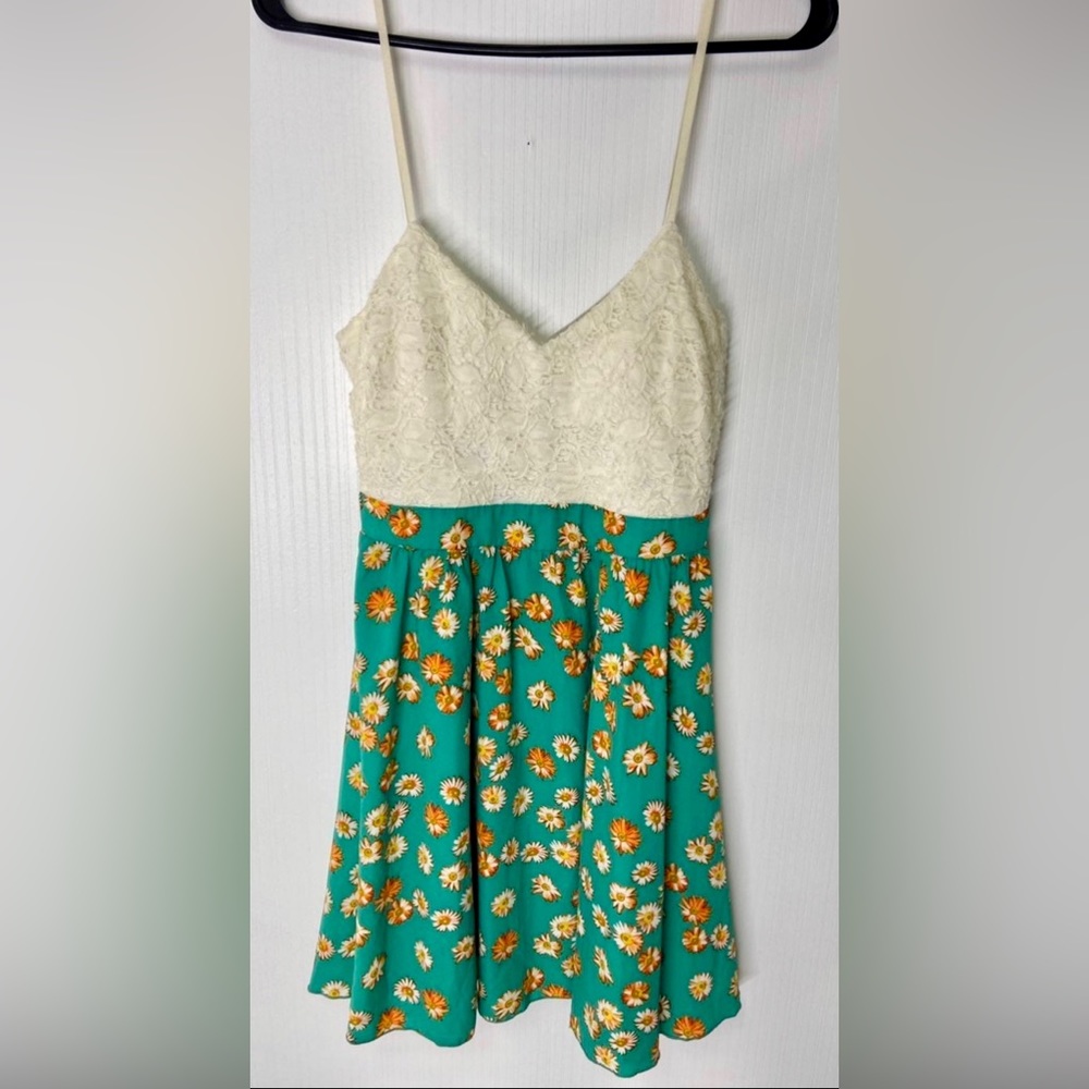 Womens Cute Summer floral Dress size Medium 💚